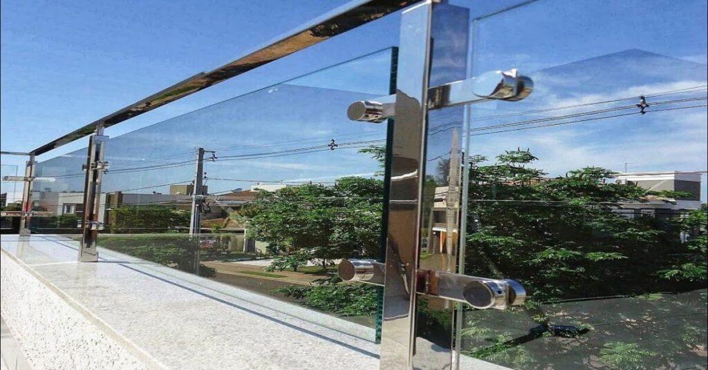 balkongräcke av rostfritt stål med glas